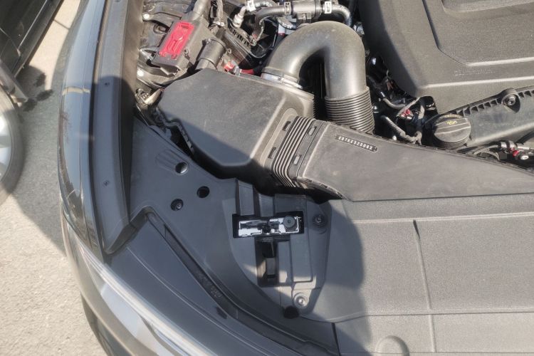 奥迪A6L 2025款 45 TFSI quattro 尊享动感型机舱底盘25