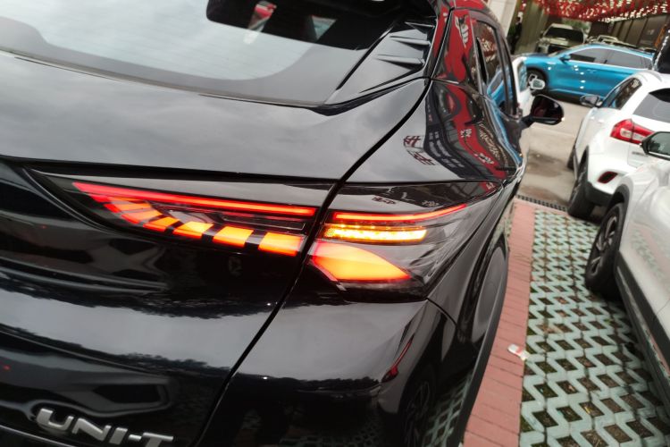 长安UNI-T 2020款 1.5T 尊贵型车身外观9