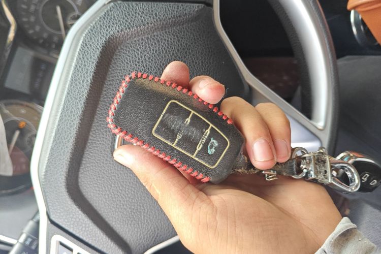 江铃 驭胜S350 2016款 2.0T 自动两驱汽油豪华天窗版7座中控内饰11