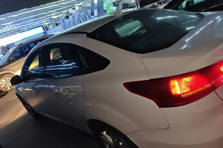 福特 福克斯 2017款 三厢 1.6L 自动风尚型智行版车身外观6003