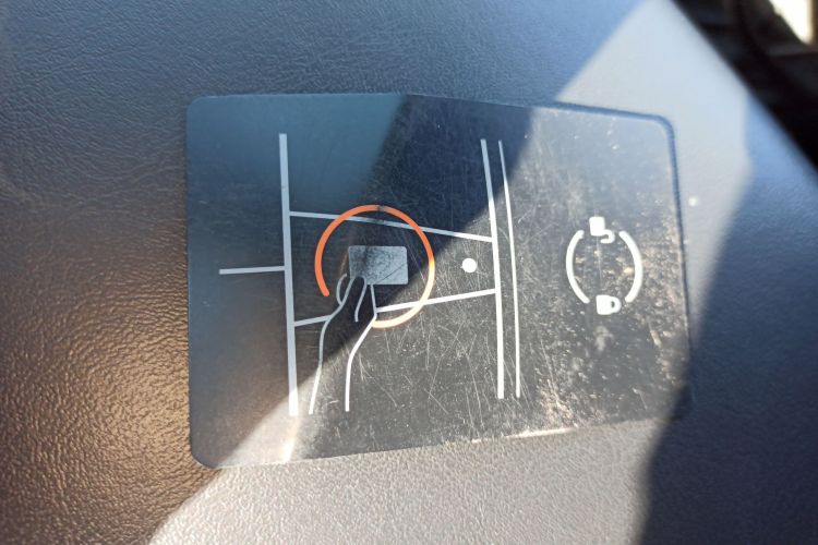 特斯拉 Model Y 2021款 标准续航后驱版中控内饰11