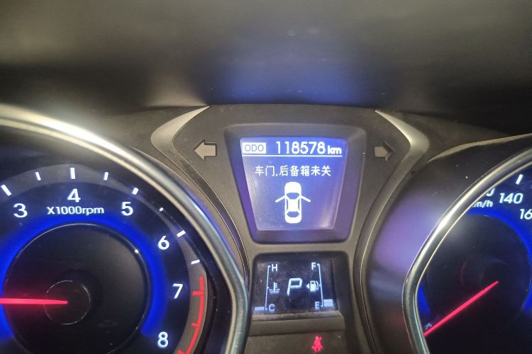 现代 朗动 2016款 1.6L 自动尊贵型中控内饰14