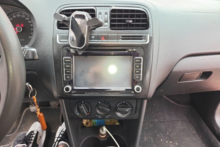 大众 Polo 2014款 1.4L 手动风尚版中控内饰16