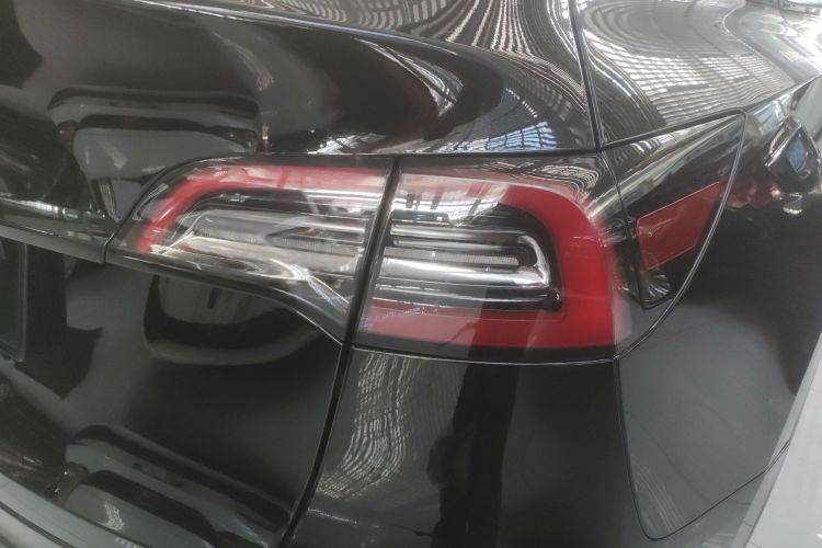 特斯拉 Model Y 2022款 改款 长续航全轮驱动版车身外观9