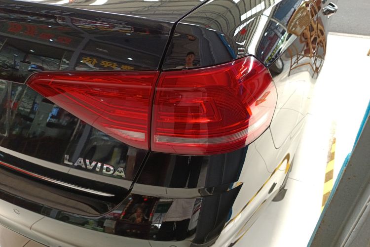 大众 朗逸 2015款 1.6L 自动舒适版车身外观9