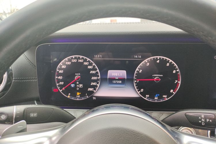 奔驰E级 2019款 E 300 L 运动豪华型中控内饰14