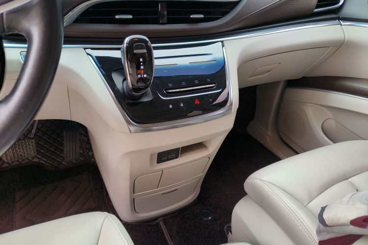 别克GL8 2020款 陆上公务舱 652T 豪华型中控内饰18