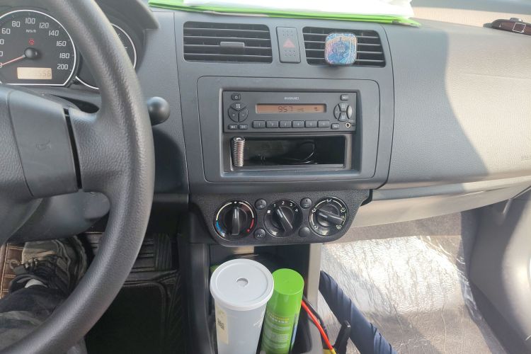 铃木 雨燕 2014款 1.3L 手动标准型局部细节16