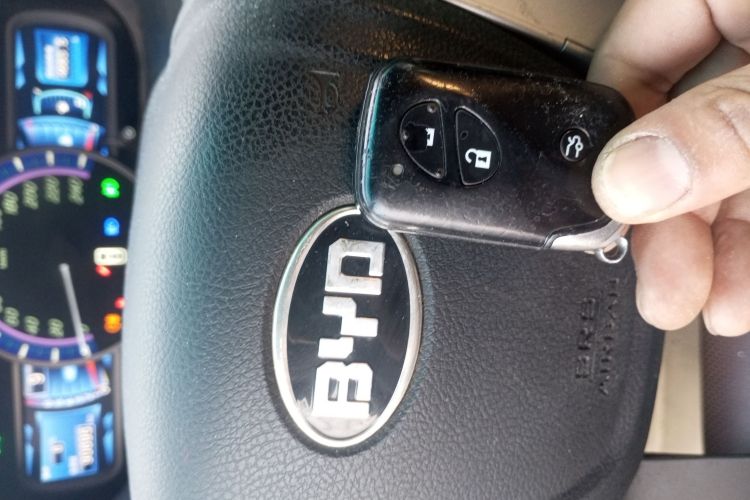 比亚迪S6 2014款 2.0L 手动豪华型 5座中控内饰7001