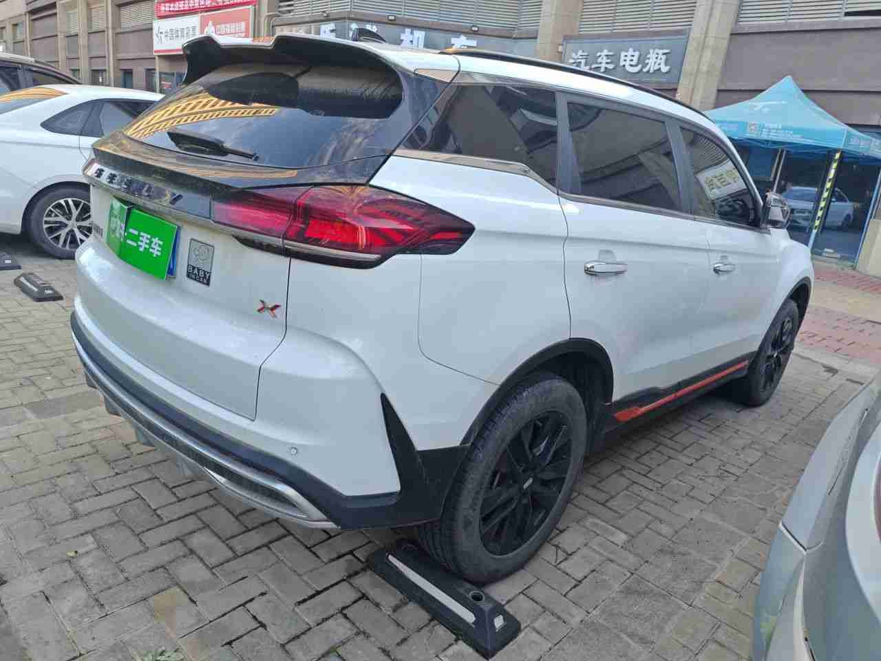 车辆右后45度外观展示