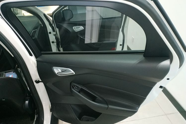 福特 福克斯 2015款 两厢 1.6L 自动风尚型中控内饰45