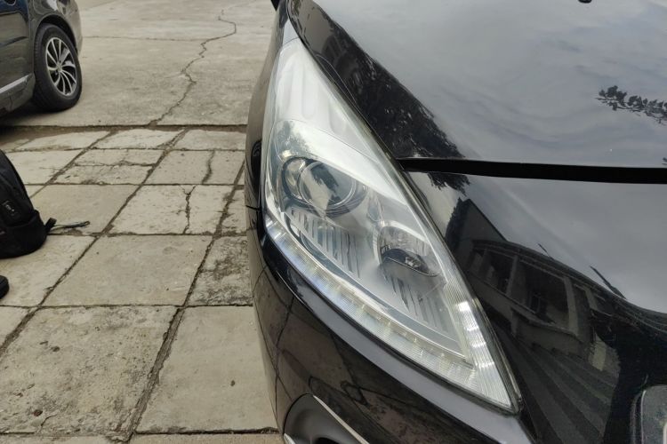 标致3008 2013款 2.0L 自动潮流版车身外观8