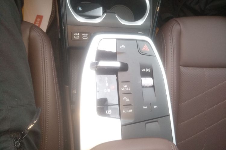 宝马iX1 2023款 xDrive30L X设计套装中控内饰18