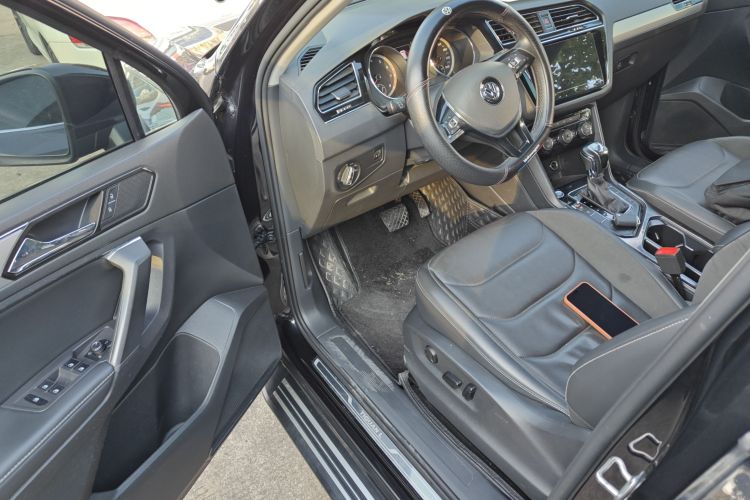 大众 途观L 2020款 330TSI 自动两驱全景舒适版 国VI中控内饰20