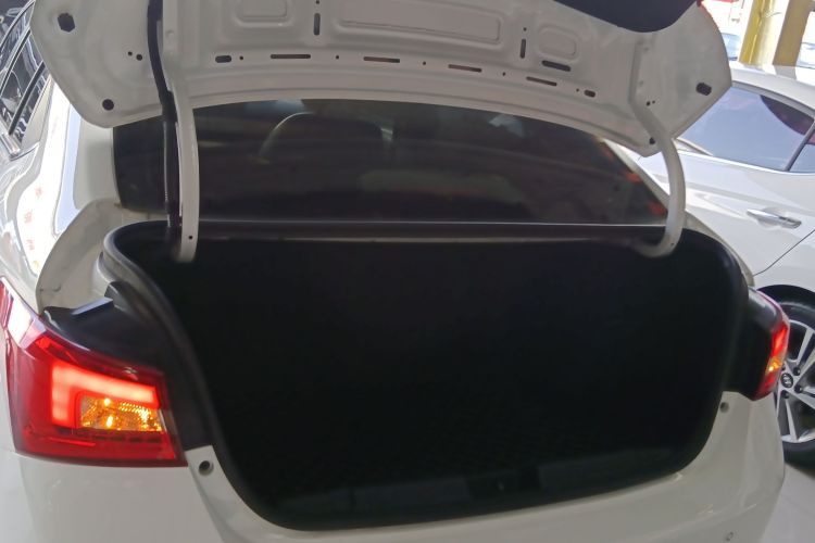 奇瑞 艾瑞泽5 2017款 1.5L 手动时尚版机舱底盘23