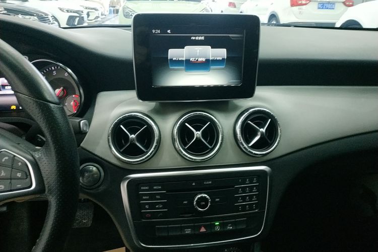 奔驰CLA 2016款 CLA 200 动感型中控内饰16