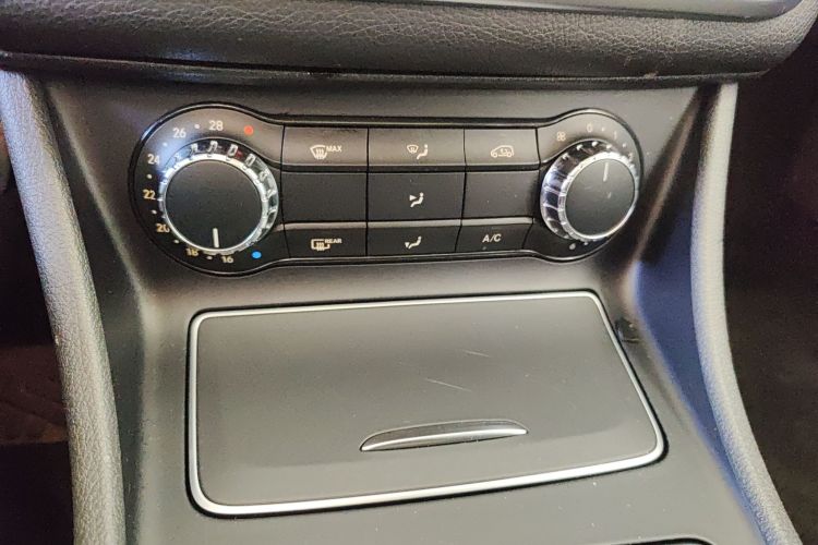 奔驰GLA 2019款 GLA 200 动感型中控内饰16