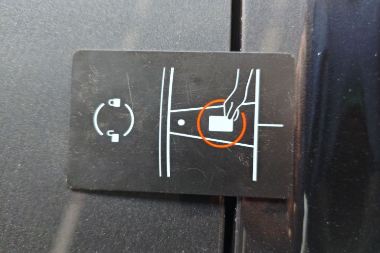 特斯拉 Model Y 2024款 长续航全轮驱动版中控内饰7001