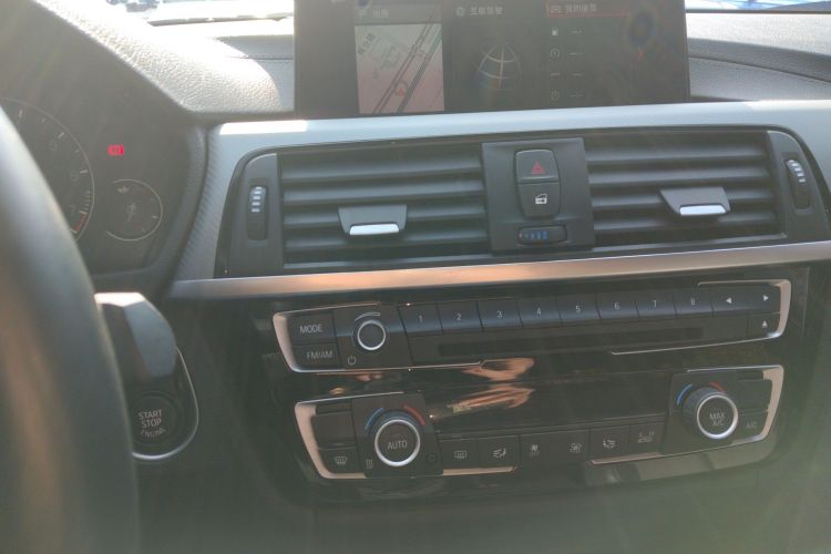 宝马3系 2019款 320i M运动曜夜版中控内饰16