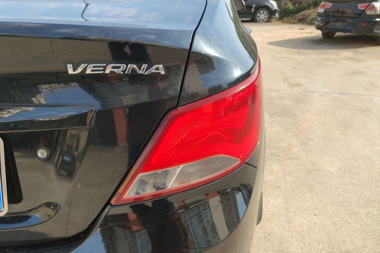 现代 瑞纳 2014款 1.4L 手动智能型GLS车身外观9