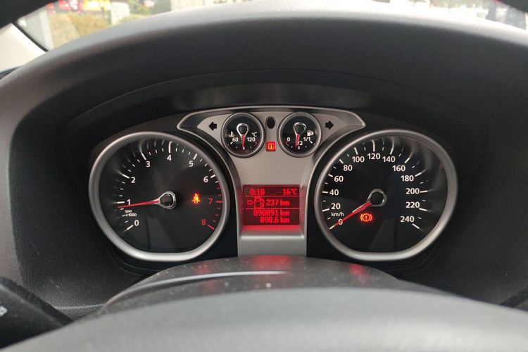 福特 福克斯 2013款 两厢经典 1.8L 手动基本型中控内饰14