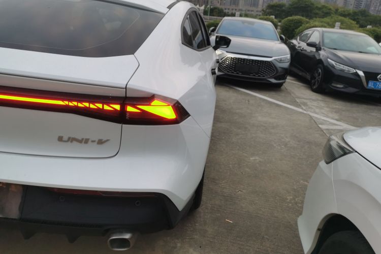 长安UNI-V 2023款 1.5T 尊贵型车身外观9