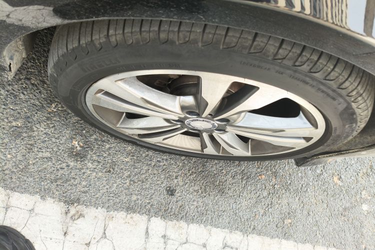 奔驰E级 2015款 E 200 L 运动型车身外观10