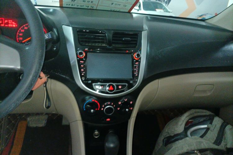 现代 瑞纳 2014款 1.4L 自动智能型GLS中控内饰16