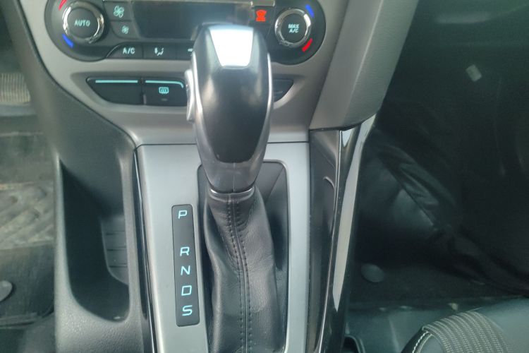 福特 福克斯 2012款 两厢 1.6L 自动风尚型中控内饰18