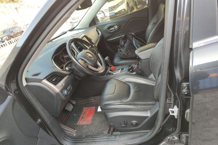 Jeep 自由光 2017款 2.0L 优越版中控内饰19