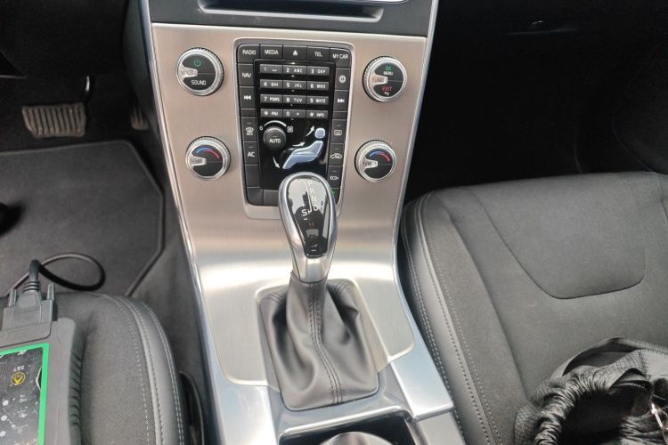 沃尔沃S60 2016款 S60L T3 智行版中控内饰18