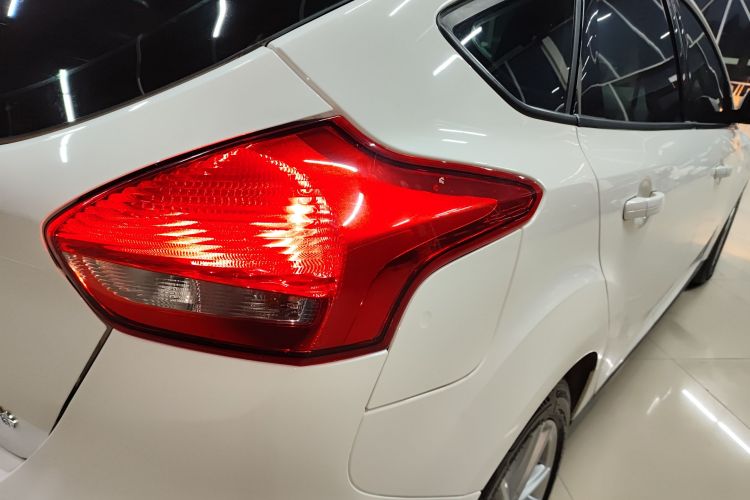 福特 福克斯 2017款 两厢 1.6L 自动风尚型智行版车身外观9