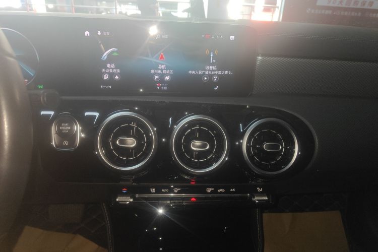 奔驰A级 2022款 A 180 L 运动轿车中控内饰16