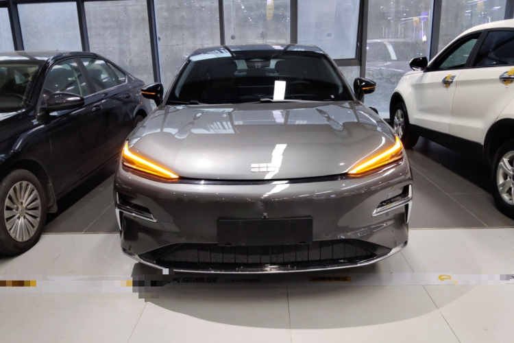 吉利银河 银河星耀8 2025款 130km EM-i 尊享版车身外观2