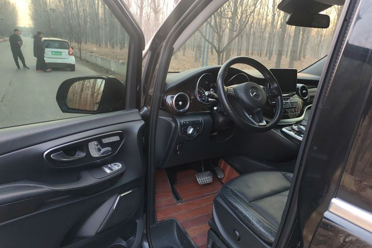 奔驰V级 2017款 V 260 L 尊贵加长版中控内饰20