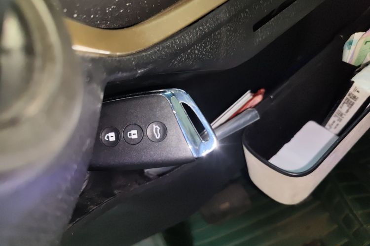 宝骏KiWi EV 2022款 设计师轻享版 三元锂中控内饰7001