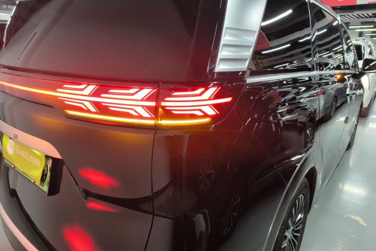 腾势D9 2024款 DM-i 980 四驱尊贵型车身外观9