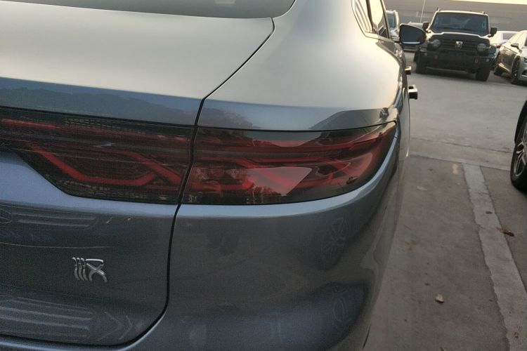 比亚迪 汉 2022款 DM-i 121KM 尊荣型车身外观9