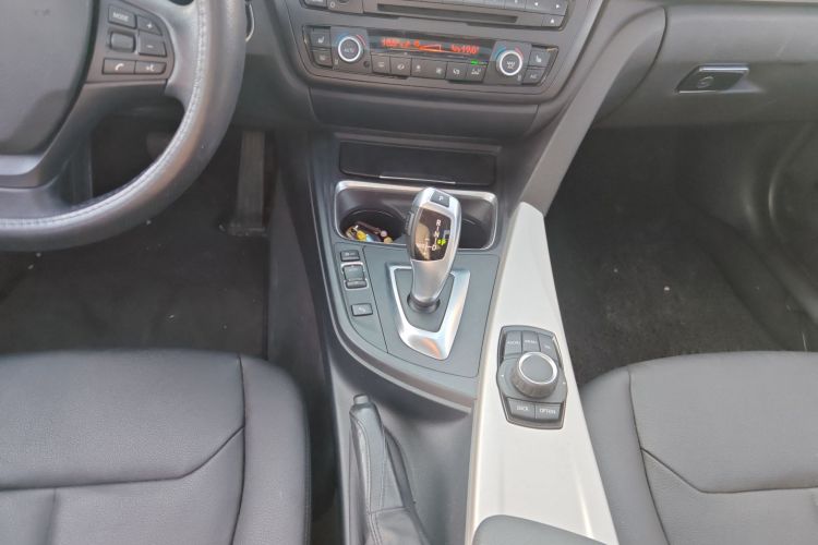 宝马3系 2015款 320i 超悦版时尚型局部细节18