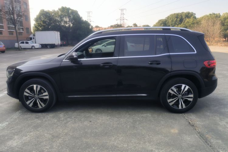 奔驰GLB 2024款 改款 GLB 200 动感型车身外观4