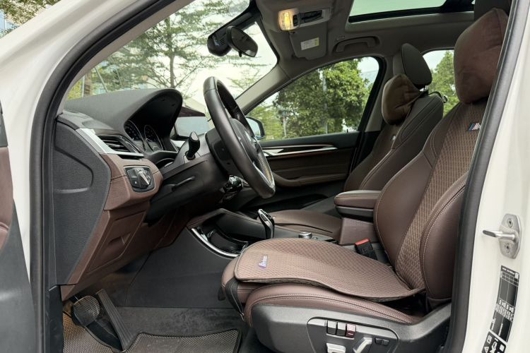 宝马X1 2022款 xDrive25Li 尊享型中控内饰19