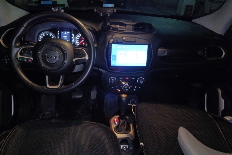 Jeep 自由侠 2018款 互联大屏版 180T 自动高能版中控内饰7002