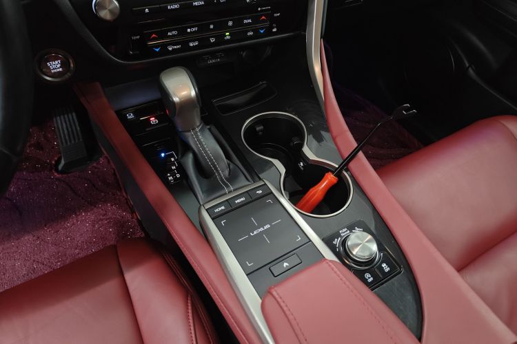 雷克萨斯RX 2020款 改款 300 两驱精英版中控内饰18