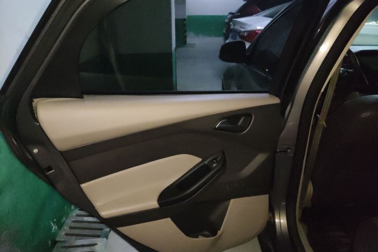 福特 福克斯 2012款 三厢 1.6L 自动风尚型中控内饰49