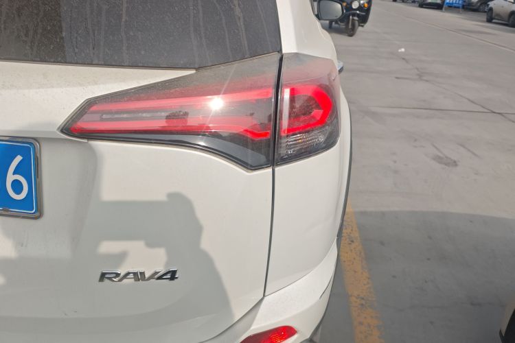 丰田 RAV4荣放 2018款 2.0L CVT两驱风尚X版车身外观6006