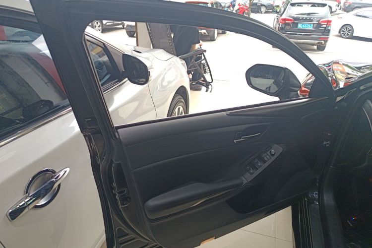 丰田 亚洲龙 2019款 2.0L 进取版 国VI中控内饰7007