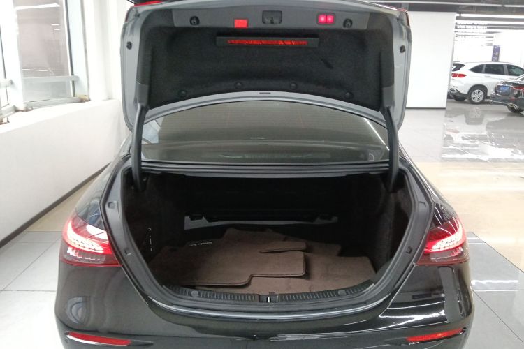 奔驰E级 2022款 改款 E 300 L 豪华型机舱底盘23