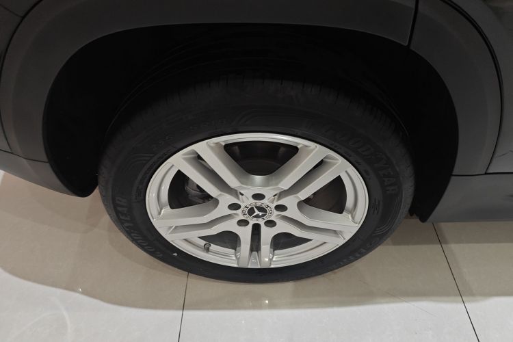 奔驰GLB 2023款 改款 GLB 200 动感型车身外观6008