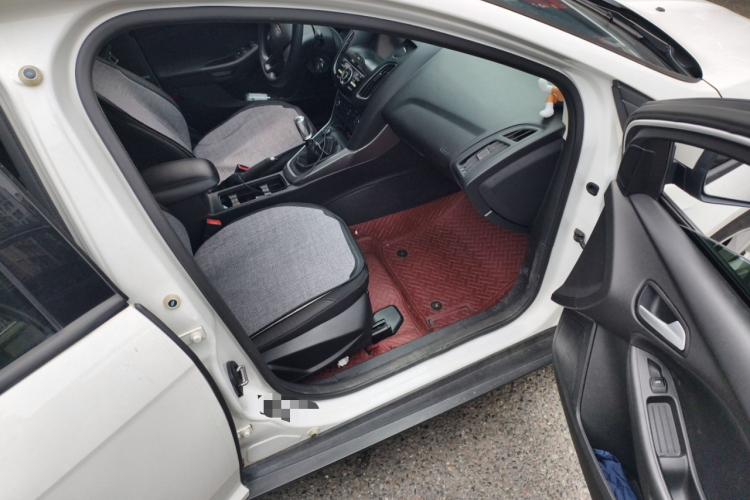 福特 福克斯 2017款 两厢 1.6L 手动舒适型智行版局部细节9005