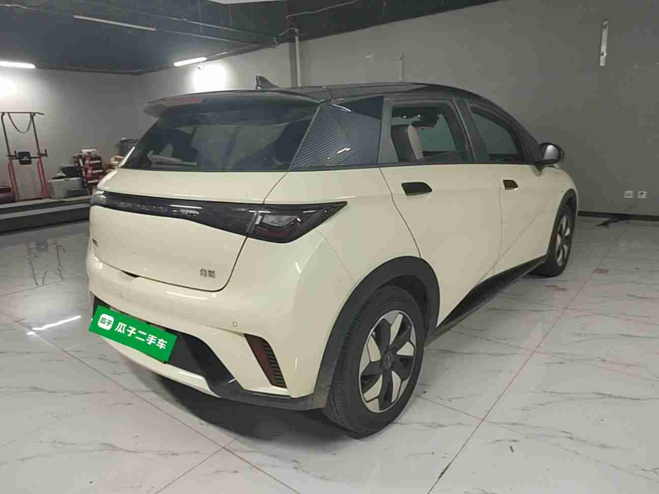 车辆右后45度外观展示